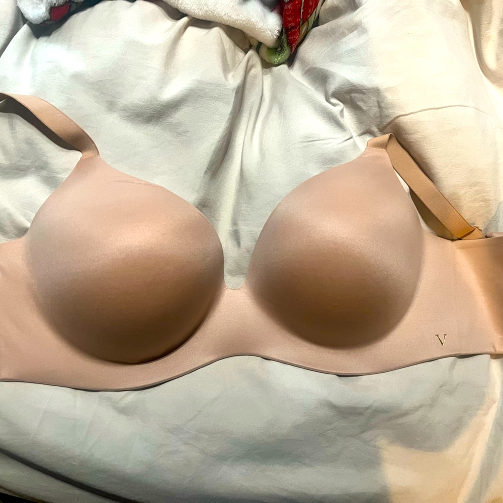 Victoria’s Secret Dream Demi padded bra 36DD. I never wore this one, NWOT.